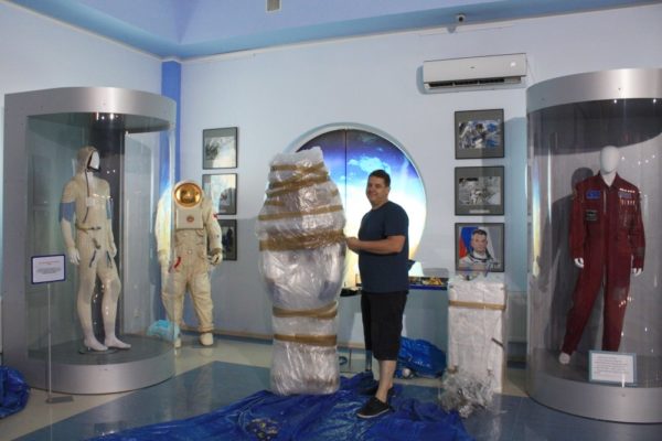 Пополнение экспозиции музея - лунные скафандры СССР и американцев