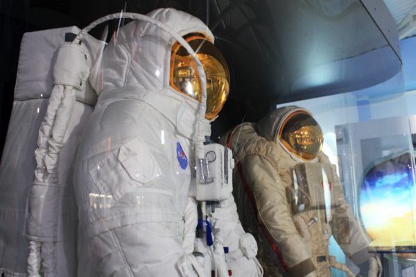 Американский лунный скафандр серии A7L астронавта Нила Армстронга (слева)