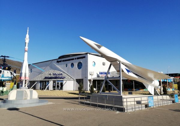 Крылатая ракета "Метеорит" возле музея космонавтики