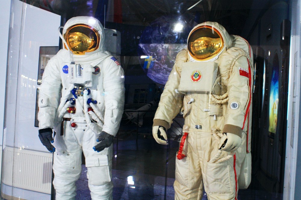 Пополнение экспозиции музея - лунные скафандры космонавтов СССР и американцев!