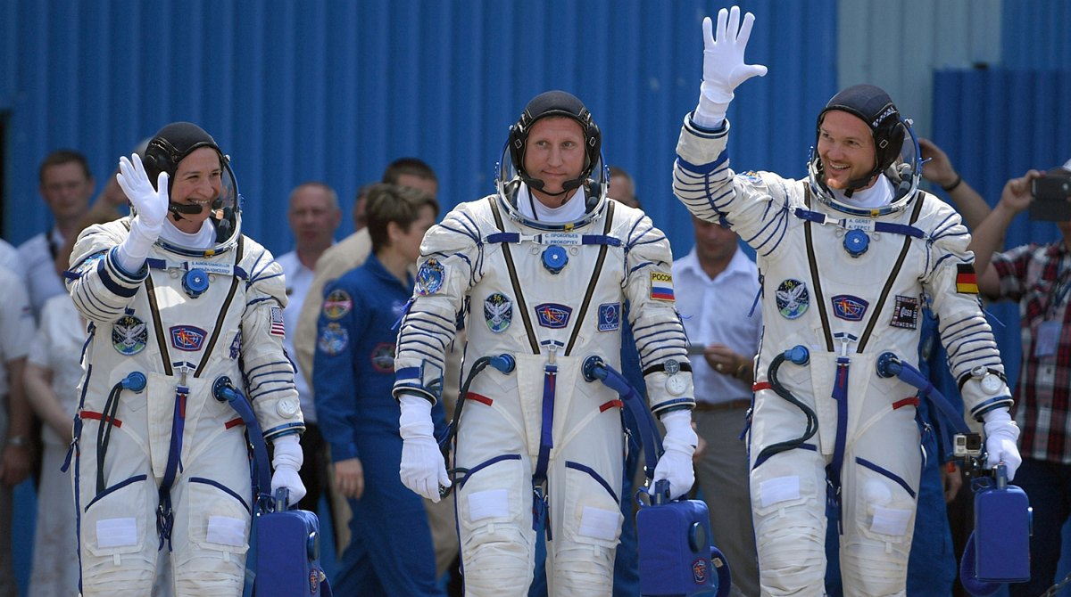 Кто сейчас находится в космосе из космонавтов и астронавтов?