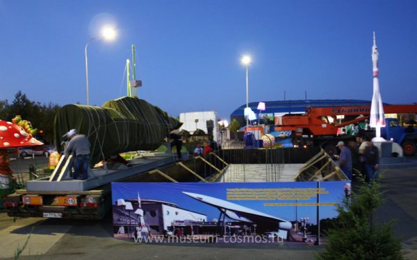 Установка крылатой ракеты Метеорит - нового экспоната музея Космонавтики