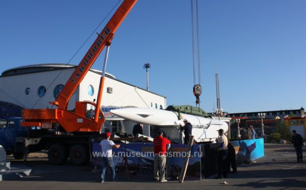 Установка крылатой ракеты Метеорит - нового экспоната музея Космонавтики